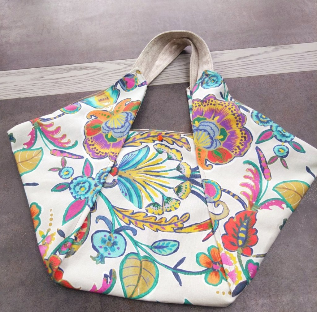 Avec un joli top et jeans, ce sac coloré agrémentera parfaitement votre tenue estivale 😉